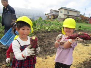 大きいおいもを掘れて、にっこり☻